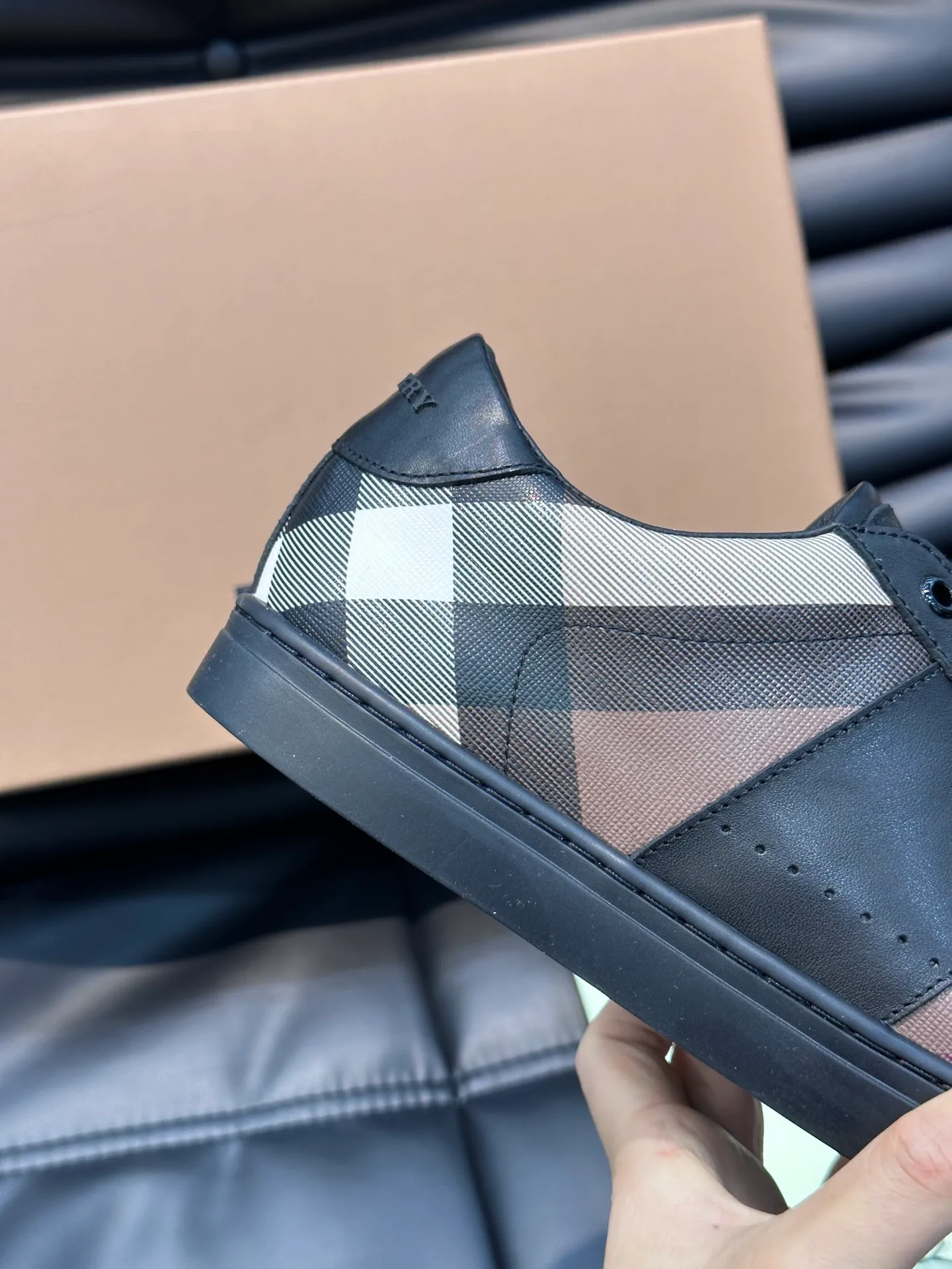 Men's Shoes 💰380 B's men's classic low-top sneakers are reinterpreted in Vintage checkered cotton material and decorated with a new brand logo. First-layer cowhide lining, embossed Burberry logo on the heel, and original TPU outsole! Size: 38-44 (45 46 customized)